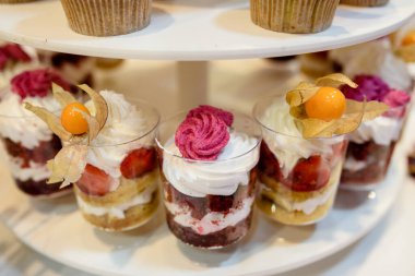 Tatlı, çok renkli, kremalı kek..