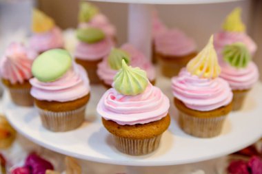 Tatlı, çok renkli, kremalı kek..