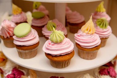 Tatlı, çok renkli, kremalı kek..