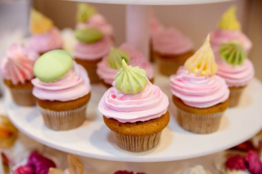 Tatlı, çok renkli, kremalı kek..