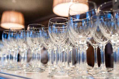 Şenlikli bir etkinlikte şampanya için boş bardak kompozisyonu