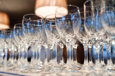 Şenlikli bir etkinlikte şampanya için boş bardak kompozisyonu