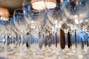 Şenlikli bir etkinlikte şampanya için boş bardak kompozisyonu