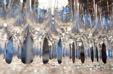 Şenlikli bir etkinlikte şampanya için boş bardak kompozisyonu