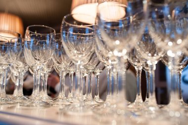 Şenlikli bir etkinlikte şampanya için boş bardak kompozisyonu