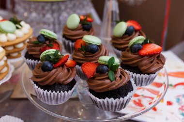 Şenlikli bir etkinlikte güzel bir düğün pastası. Düğün süslemeleri