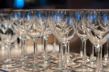 Şenlikli bir etkinlikte şampanya için boş bardak kompozisyonu