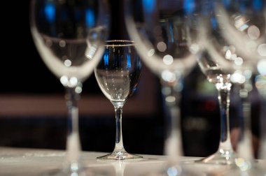 Şenlikli bir etkinlikte şampanya için boş bardak kompozisyonu