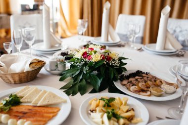 Şenlikli bir etkinlik için güzel bir masa. Düğün süslemeleri