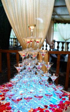 Kokteylli bardak yığını.