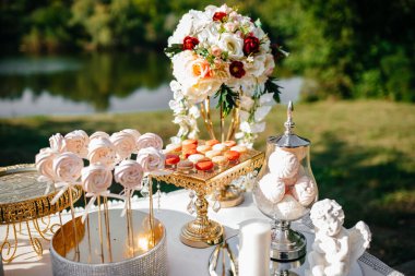 Şekerli masa, şenlikli bir etkinlik. Düğün süslemeleri.