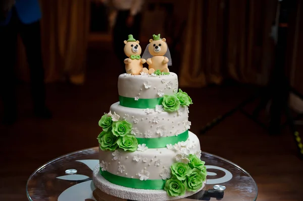クマと甘いウェディングケーキ — ストック写真