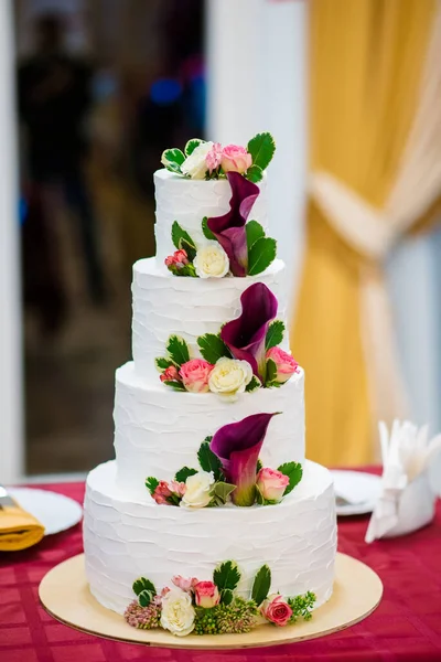 Den Flerdelade Tårtan Med Blommor — Stockfoto