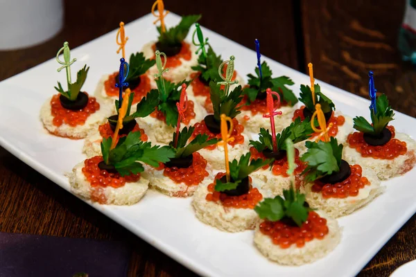 Doce Canapé Com Caviar Vermelho — Fotografia de Stock