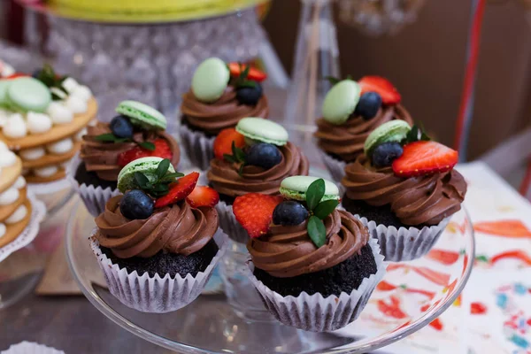 Kuchen Und Süßigkeiten Mit Schokolade Und Beeren — Stockfoto