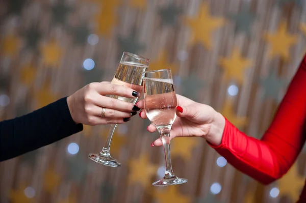 Celebração Pessoas Segurando Copos Champanhe Fazendo Brinde — Fotografia de Stock