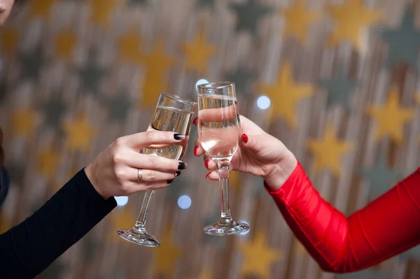 Feest Mensen Met Een Glas Champagne Die Een Toast Uitbrengen — Stockfoto