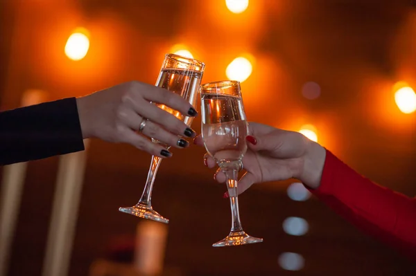 Feest Mensen Met Een Glas Champagne Die Een Toast Uitbrengen — Stockfoto