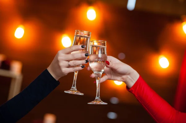 Celebração Pessoas Segurando Copos Champanhe — Fotografia de Stock