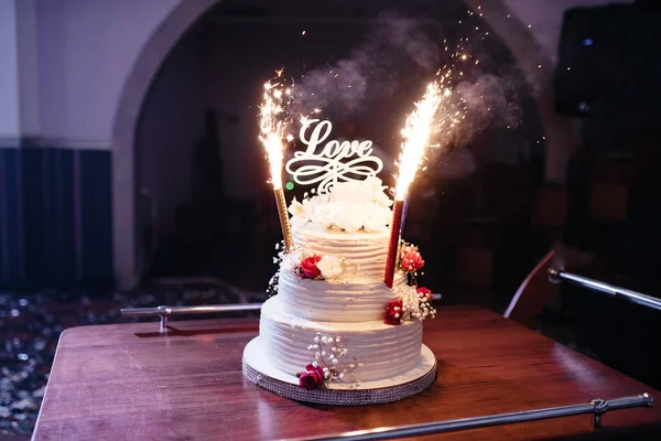 Piękny Tort Weselny Uroczystym Przyjęciu Dekoracje Ślubne — Zdjęcie stockowe
