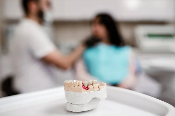 Forma Dentystyczna Pokazująca Zęby Żuchwy Górnej Dolnej Pomocą Narzędzi Stomatologicznych — Zdjęcie stockowe