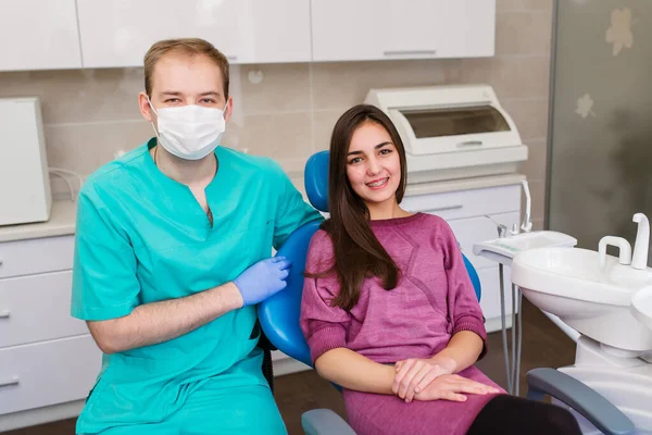 Zadowolony Pacjent Dentysta Wykazujący Się Doskonałym Uśmiechem Zabiegu Klinice Sprzętem — Zdjęcie stockowe