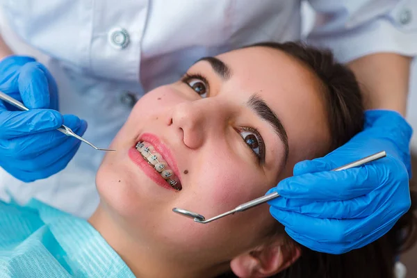 Neşeli kadının Oral Kavite kür diş hekimi.