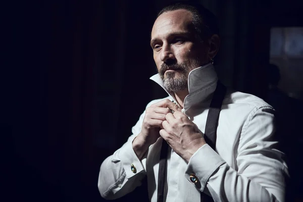 Man Puts Black Tie White Shirt Black Studio — Stockfoto