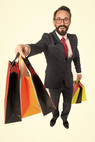 Atraktivní Obchodník Držící Nákupní Papírové Tašky Možnost Prodeje Pro Zákazníka — Stock fotografie