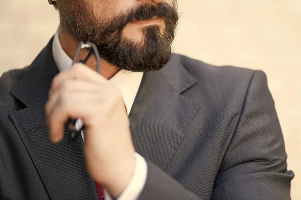 Close Bearded Man Glassed Hand Man Think Hand His Chin — Fotografia de Stock