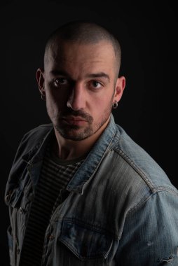 Denime yakışıklı sakallı hippi mavi pamuklu ceketli, sakin manzaralı.