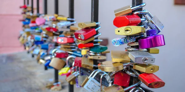 Sloten Barrière Een Stel Gekleurde Sloten Hart Sluit Zich Voor — Stockfoto