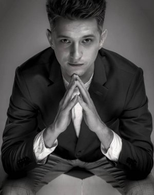 Ellerle Derin Düşünen Genç Adam 'ın portresi Ve doğrudan siyah beyaz bir bakış açısı