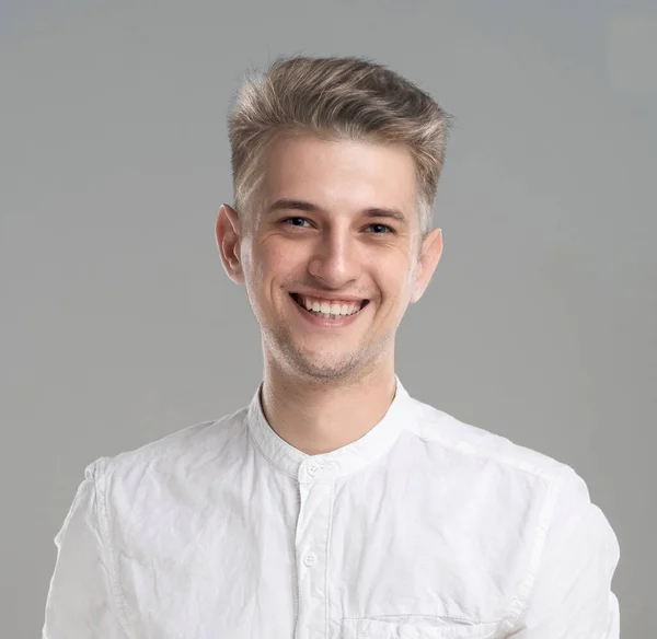 Retrato Jovem Sorrindo Com Uma Camisa Branca Fundo Cinza Feliz — Fotografia de Stock