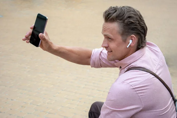 Portrait Happy European Man Holding Showing His Smartphone Street Profile — 图库照片