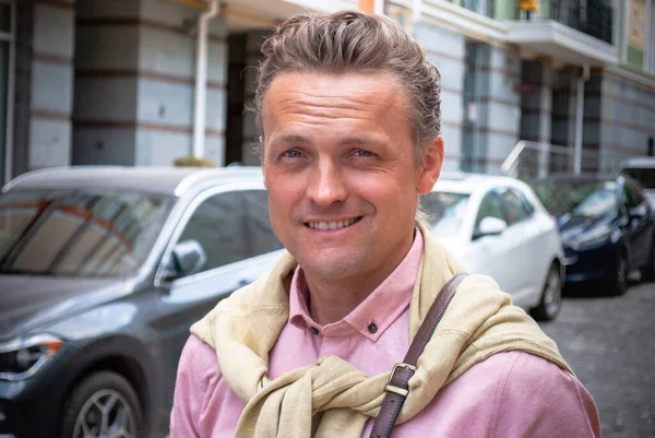 Portrait Attractive European Smiling Man Backpack Walking City Street — Stock Fotó