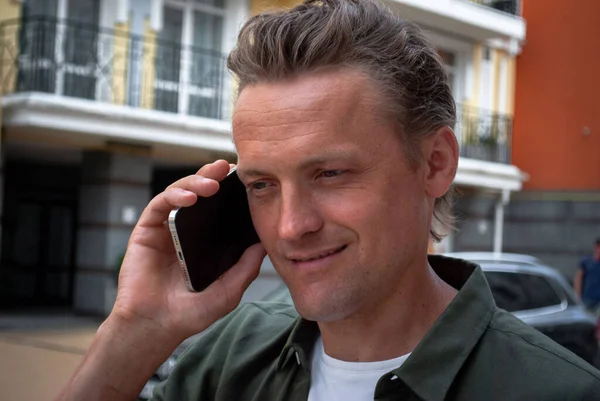 Handsome Joyful Man Shirt Talking Cellphone Confident Smile City Street — Stockfoto