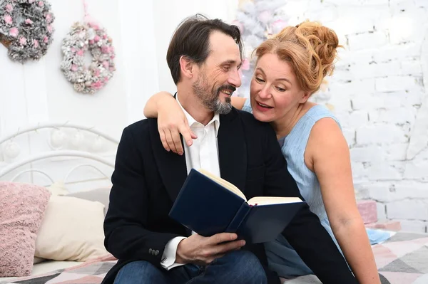 Aufgeregte Frau Umarmt Ihren Positiven Mann Während Sie Seine Notizen — Stockfoto