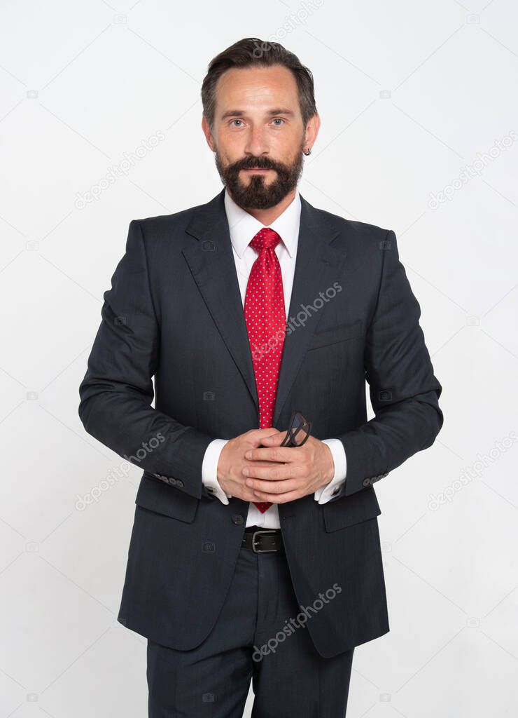 Elegante Barba Hombre Traje Corbata Roja Estilo Negocio Imagen Moda Foto de stock ReyRomMedia 610333874