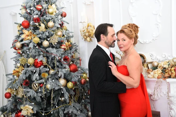 Sevimli bir kadın, mutlu bir koca tarafından Noel 'de kucaklanırken heteroseksüel görünüyor.
