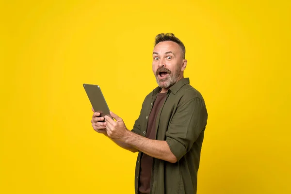 Shocked Mature Man Reading News Touchpad Senior Manager Wearing Formalwear — Stock Photo, Image