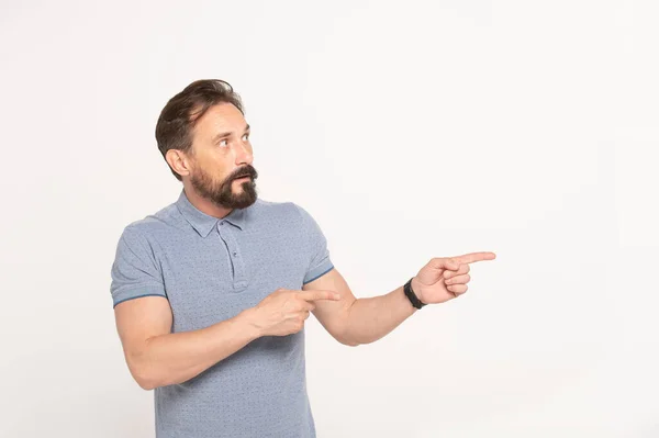 Bearded Caucasian Surprised Man Blue Shirt Pointing Fingers Side Space — Stock Photo, Image