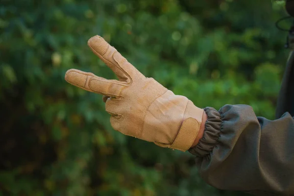 Man Hand Hand Tactisch Gele Handschoenen Demonstreren Nummer Twee Door — Stockfoto