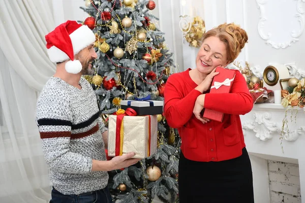 Joyeux Beau Femme Tenant Boîte Cadeau Époux Positif Embrassant Tendrement — Photo