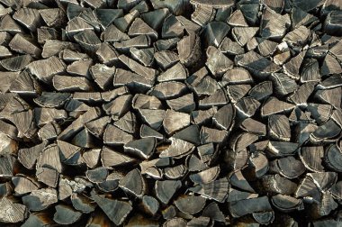 Yığınla odun kestim. Yakacak odun yığıldı ve kış için hazırlandı.