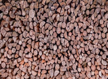 Yığınla odun kestim. Yakacak odun yığıldı ve kış için hazırlandı.