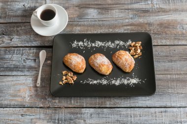 Ev yapımı kurabiye ve kahve ahşap bir masa üzerinde ahşap arka plan üzerinde tatlı kurabiye yakın çekim,