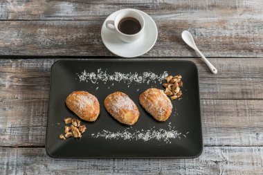 Ev yapımı kurabiye ile fındık ve kahve fincanı