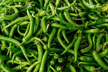 Yeşil biberlere yakın çekim, manzara modu