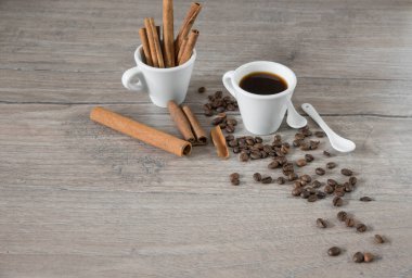 Bir bardak kahve ile tarçın ahşap tahta üzerinde